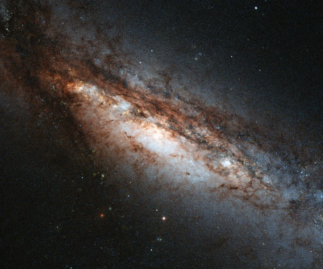 Hubble Sees a Bizarre Cosmic Rarity: NGC 660