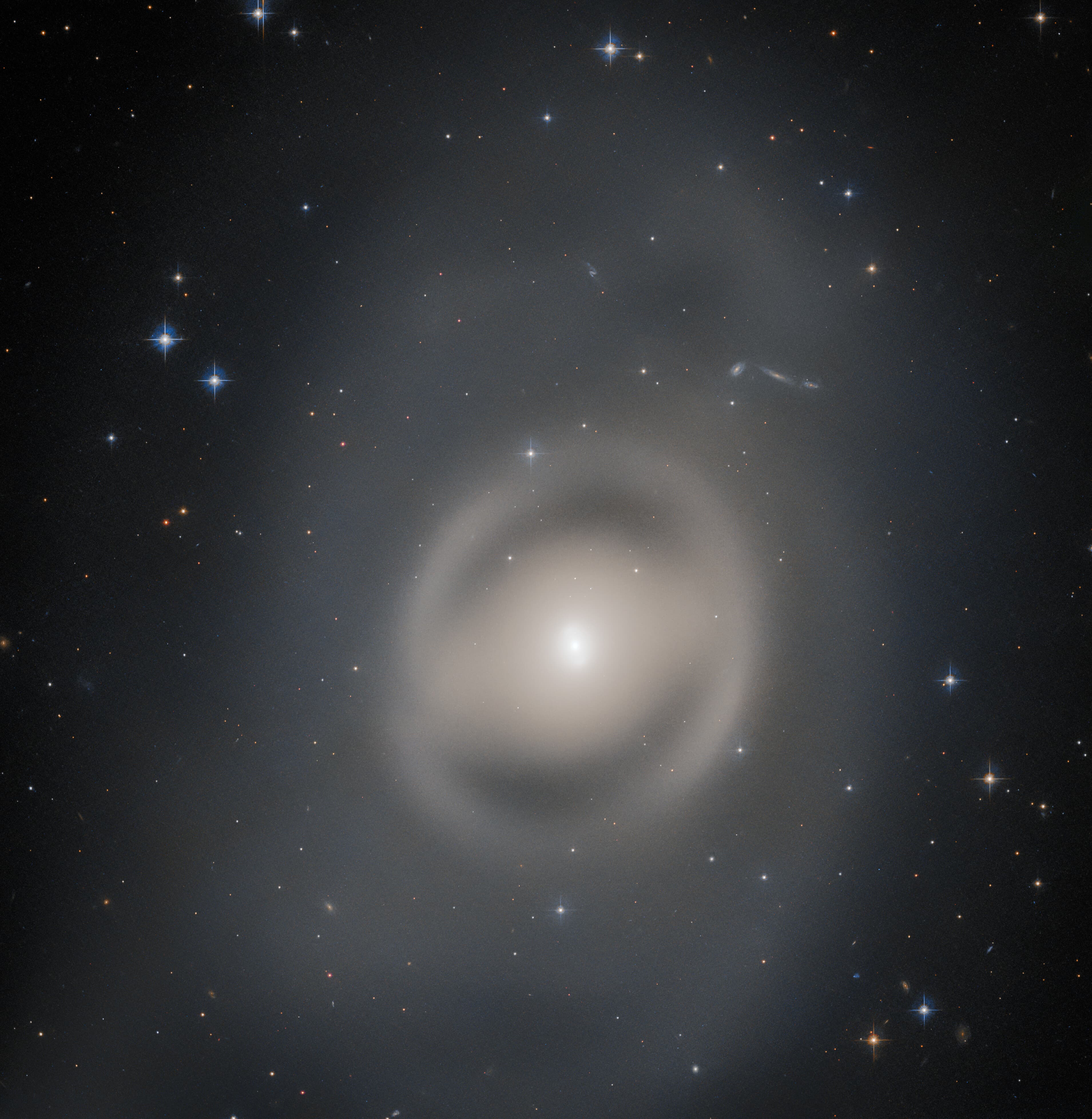 Hubble Sees Galaxy in a Ghostly Haze