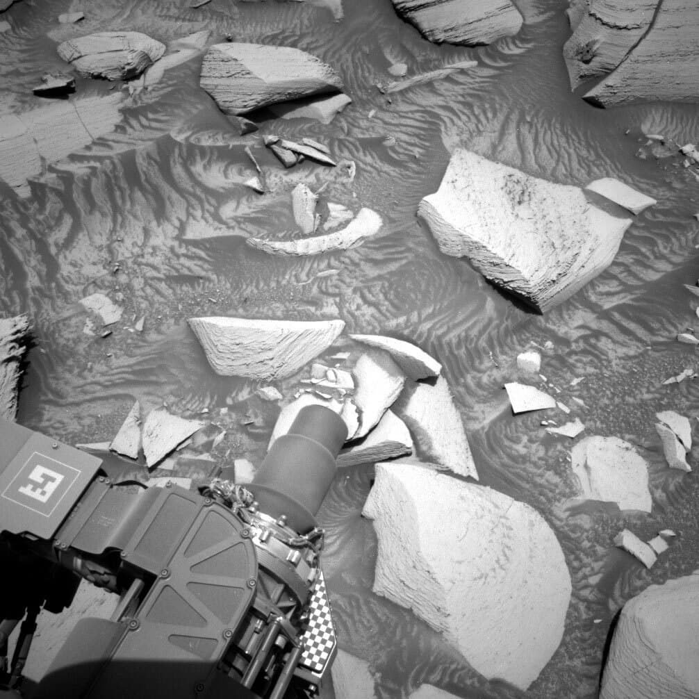 Sols 4084-4085: A Drive With a View