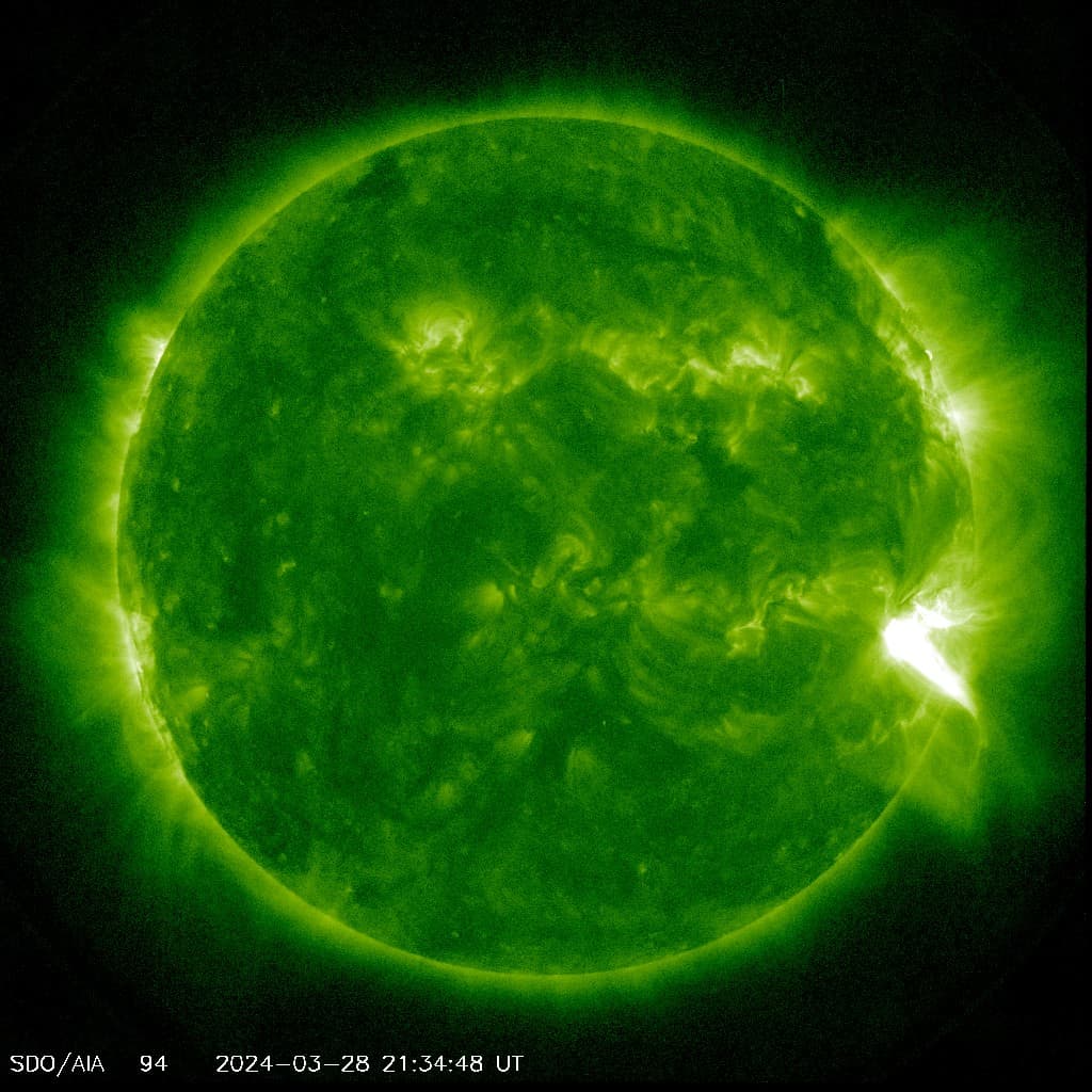 Strong Solar Flare Erupts from Sun