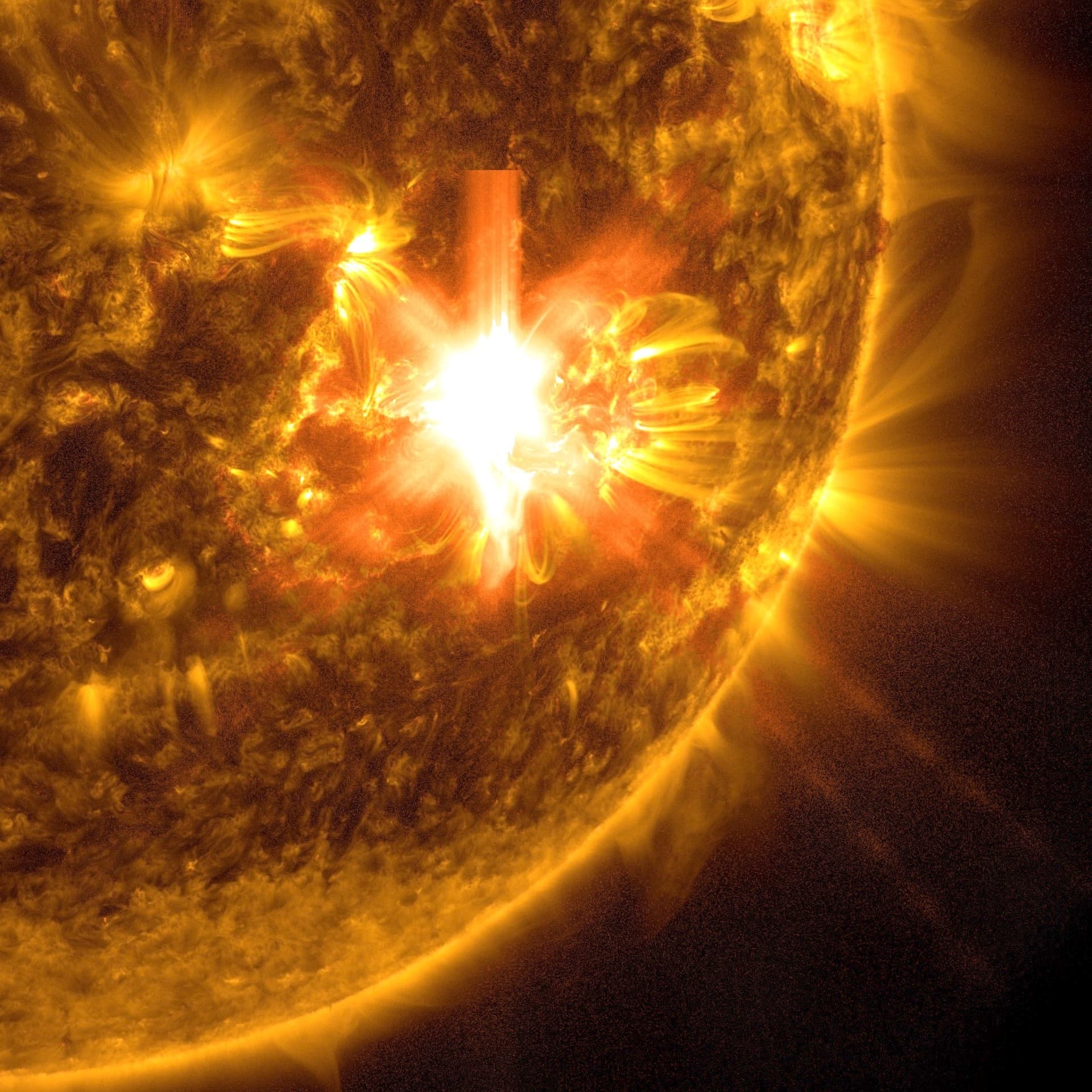 Strong Solar Flare Erupts from Sun