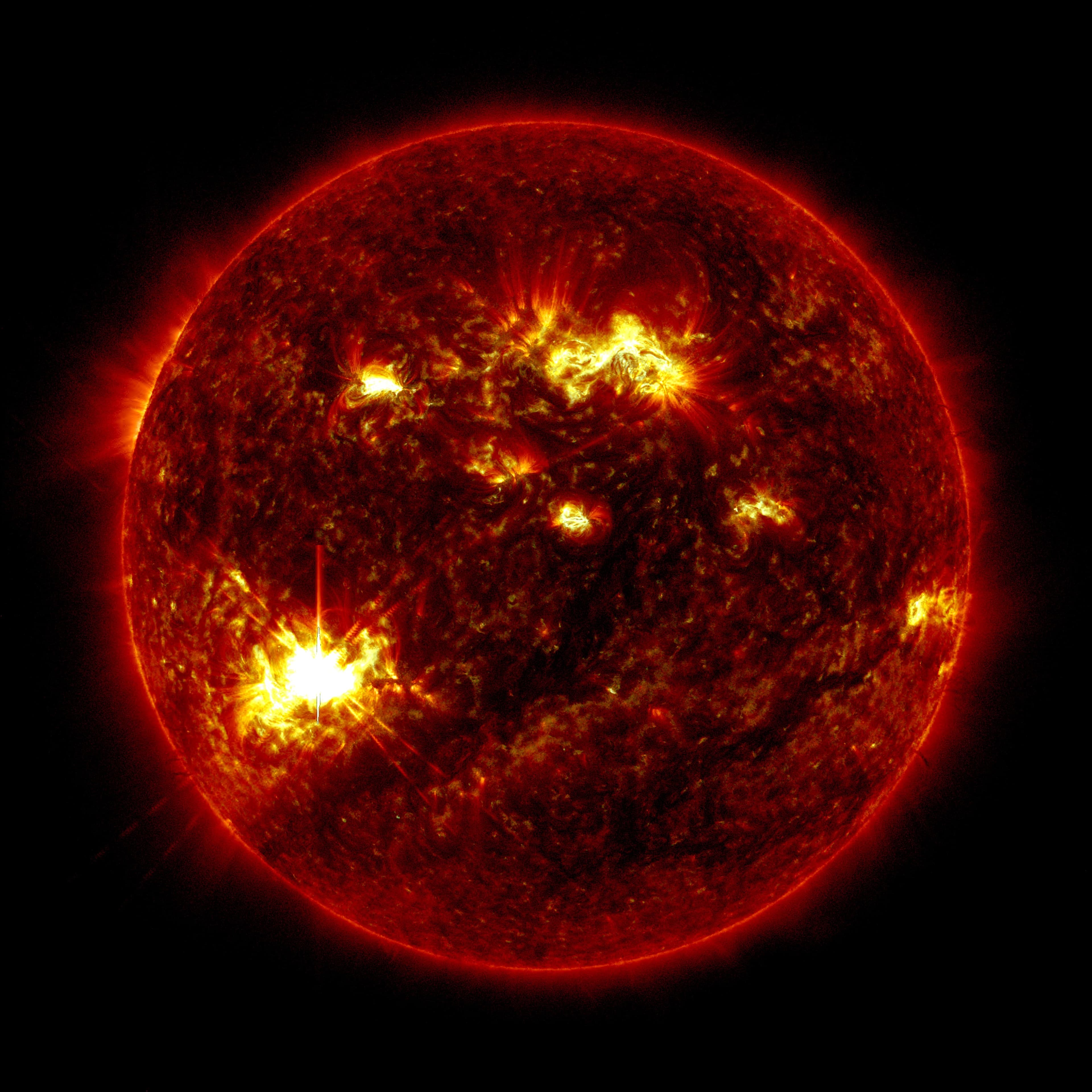 Strong Solar Flare Erupts from Sun
