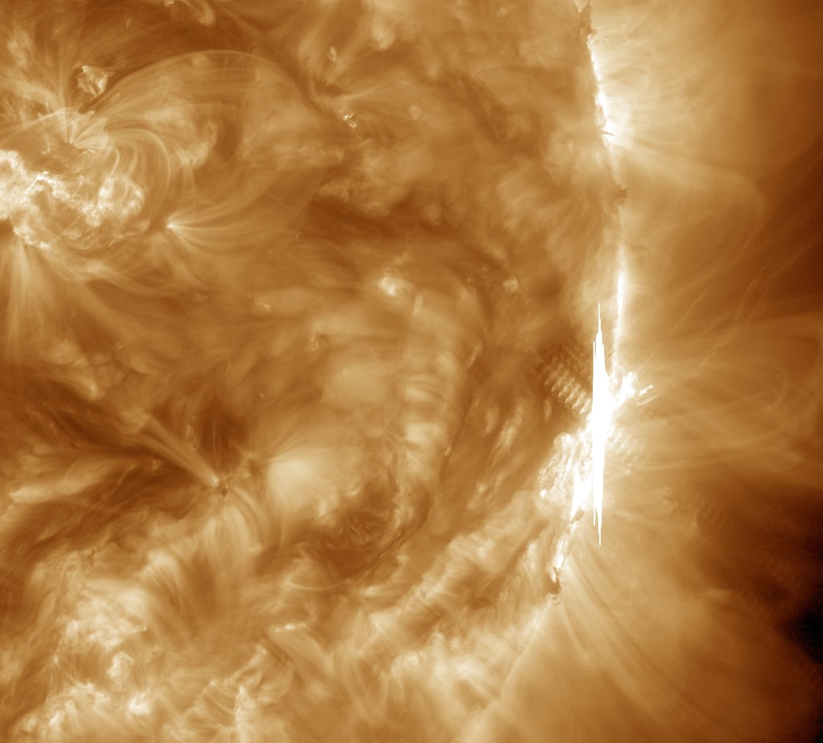 Strong Solar Flare Erupts from Sun