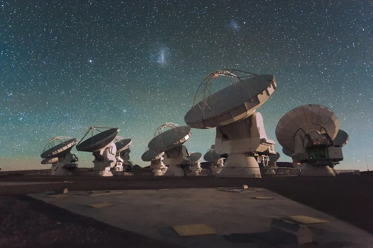 Silhueta de um corpo celeste diante de uma fonte luminosa