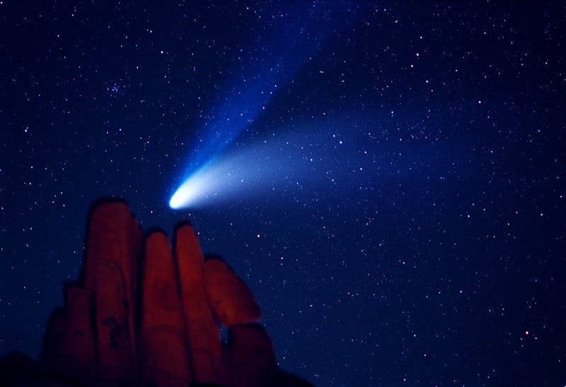 APOD: 2013 November 24 – Comet Hale Bopp Over Indian Cove
