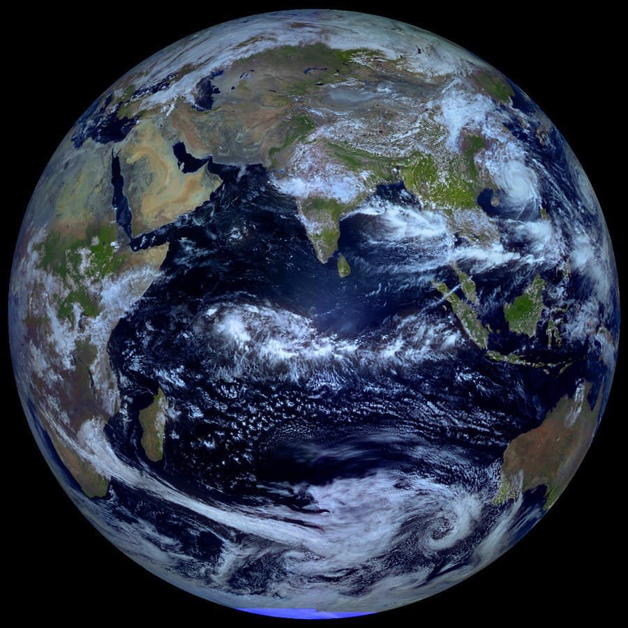 APOD: 2013 September 28 – Equinox Earth
