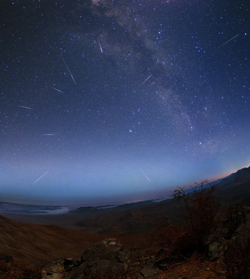 APOD: 2014 April 24 – Lyrids in Southern Skies