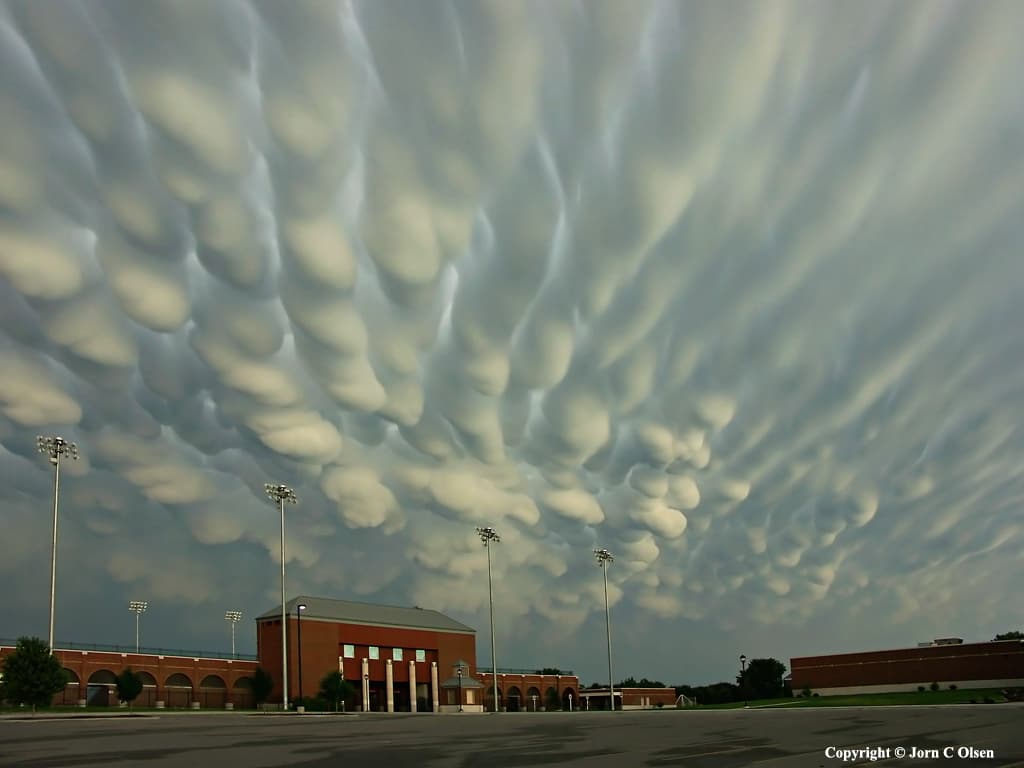 APOD: 2014 April 15 – Mammatus Clouds over Nebraska