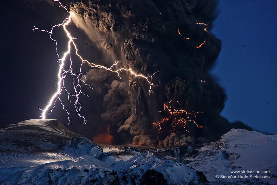 APOD: 2014 April 20 – Ash and Lightning above an Icelandic Volcano