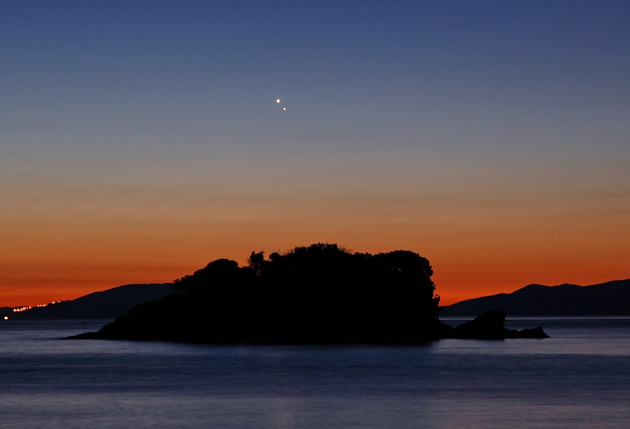 APOD: 2014 August 21 – Venus and Jupiter at Dawn