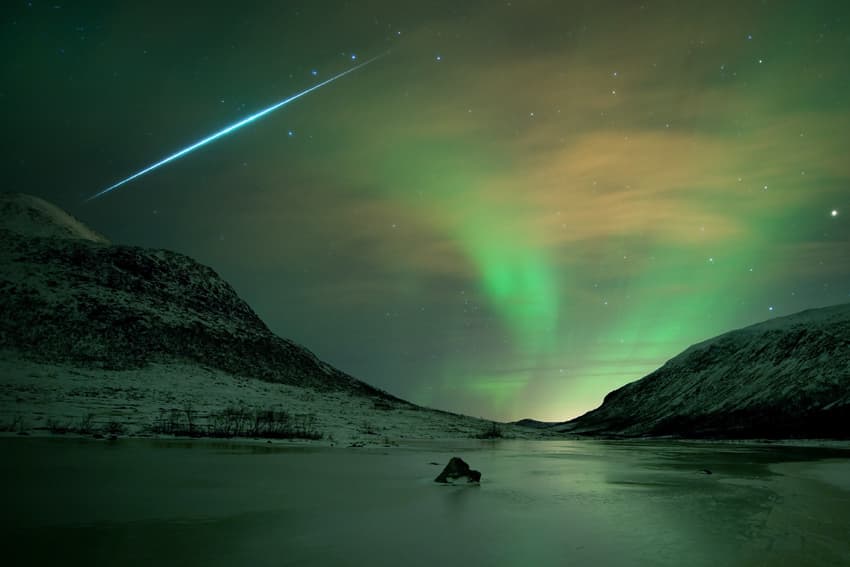 APOD: 2014 December 7 – Aurora Shimmer Meteor Flash