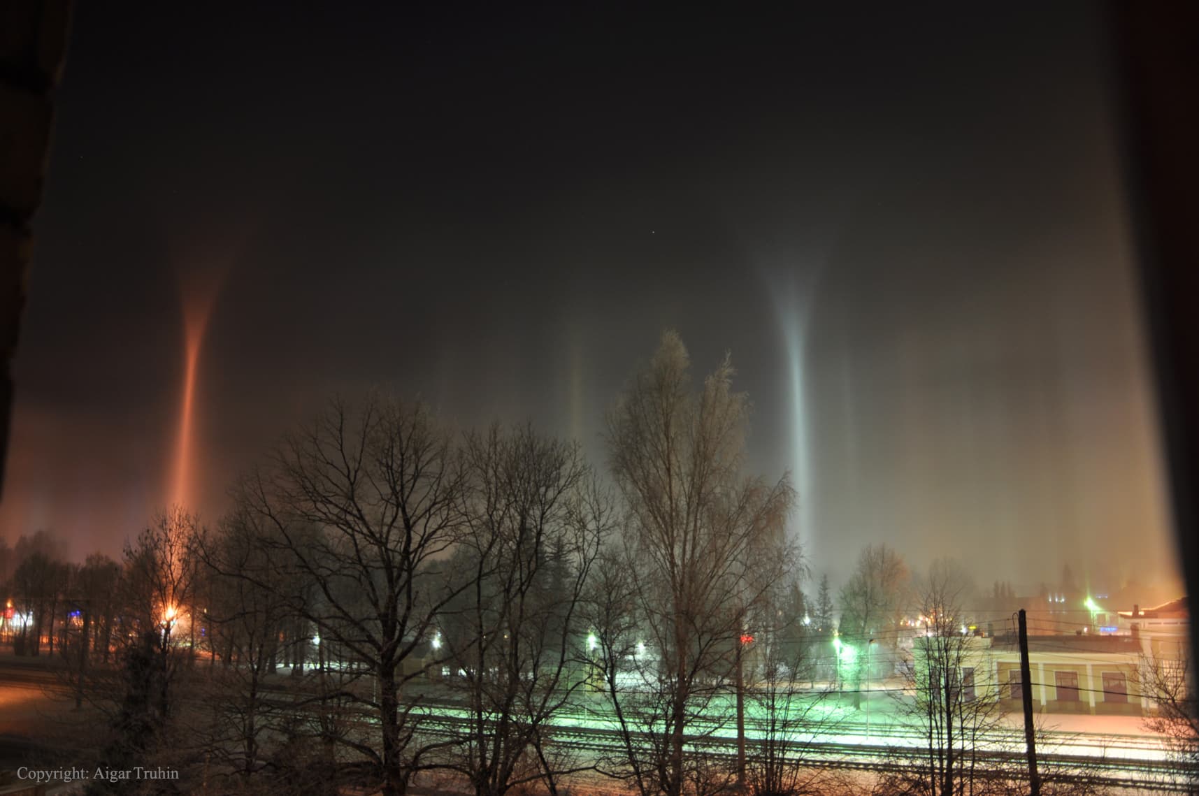APOD: 2014 December 28 – Unusual Light Pillars over Latvia