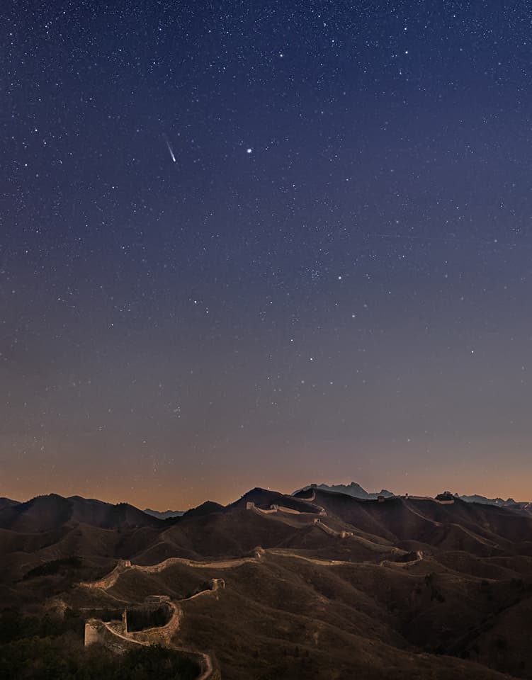APOD: 2014 February 20 – Comet Lovejoy over The Great Wall