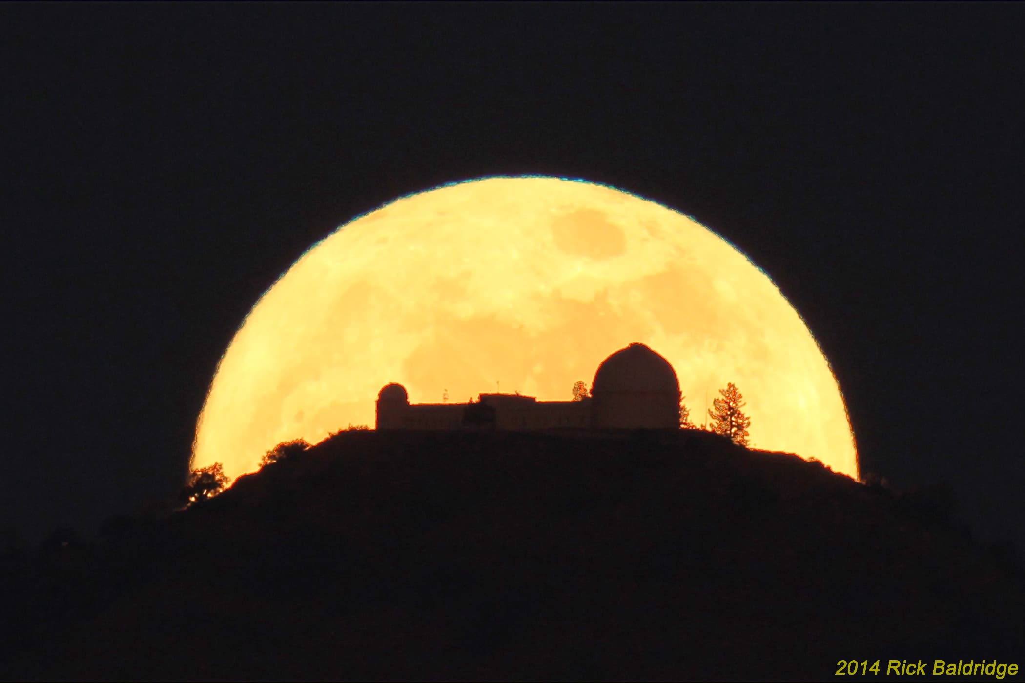 APOD: 2014 January 18 – Apogee’s Full Moon