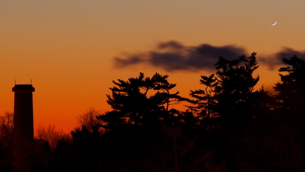 APOD: 2014 January 1 – A New Year’s Crescent