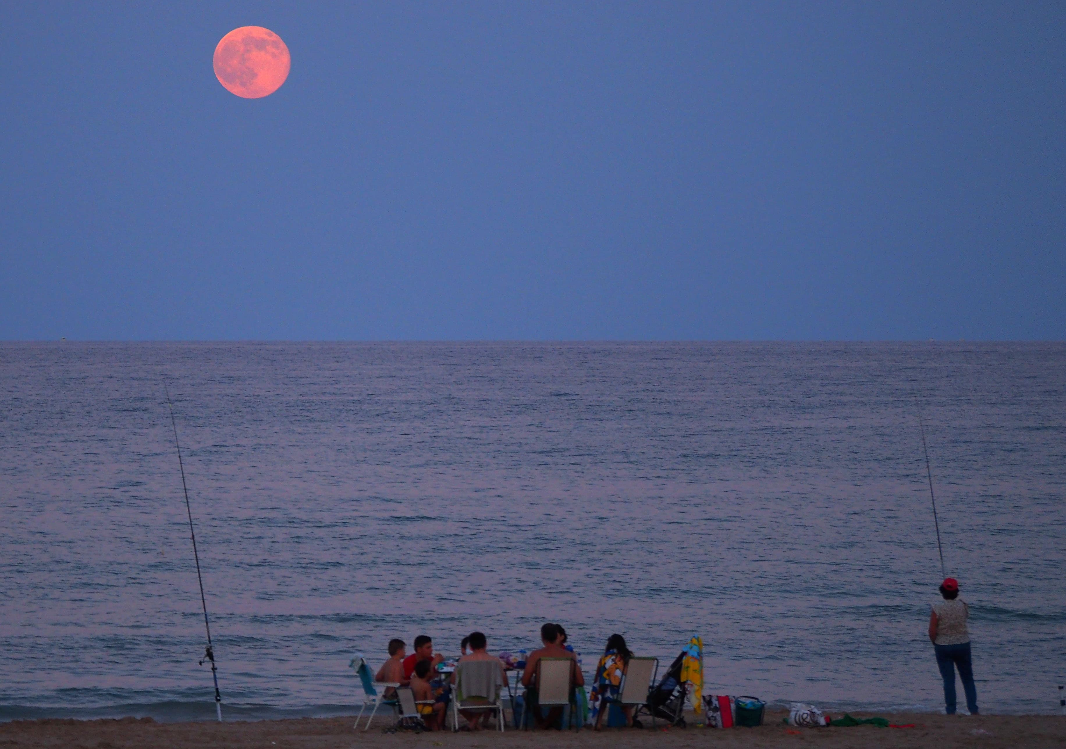 APOD: 2014 July 19 – Alicante Beach Moonrise