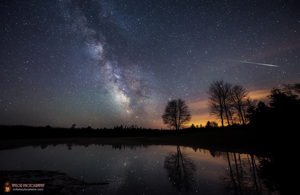 APOD: 2014 May 9 – Halley Dust and Milky Way