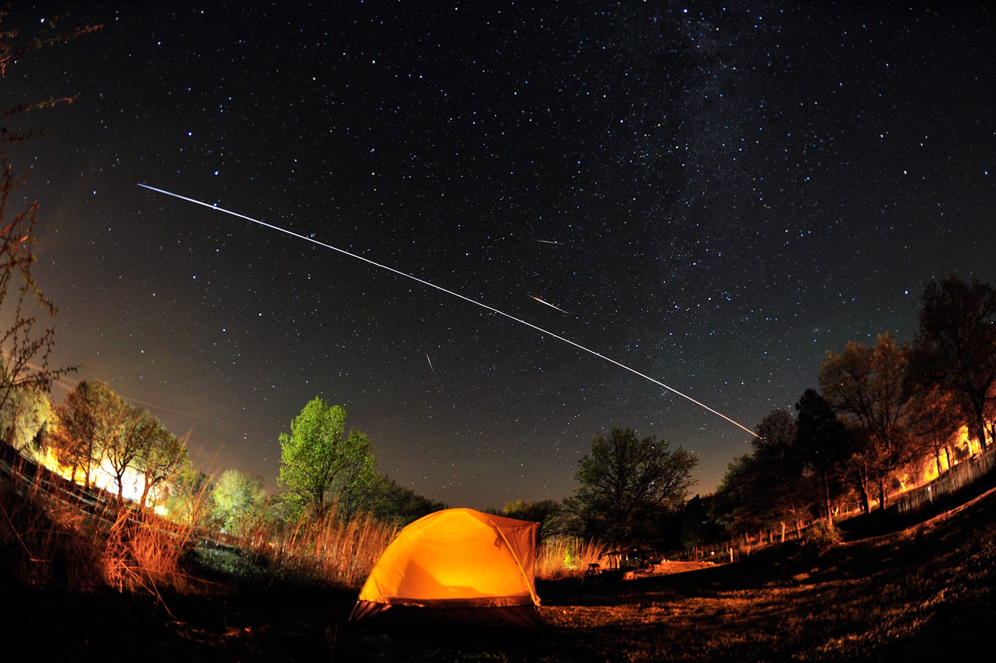 APOD: 2014 May 25 – Camelopardalids and ISS