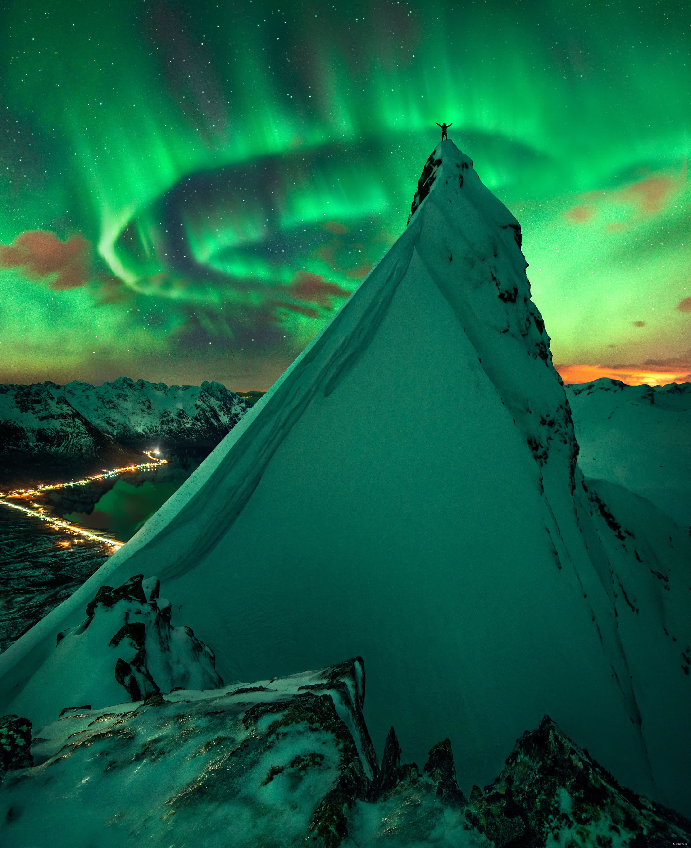 APOD: 2014 November 3 – In Green Company: Aurora over Norway