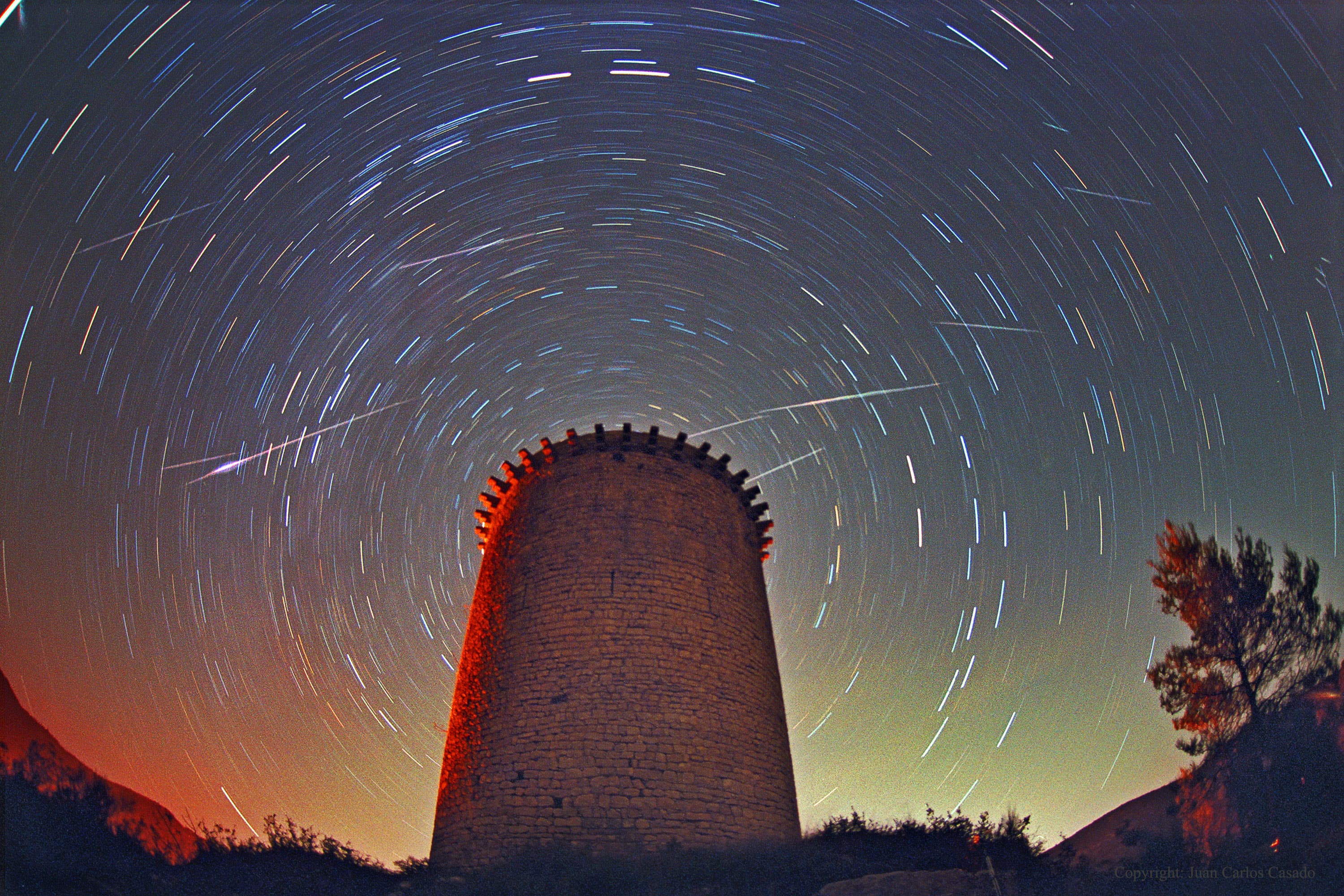 APOD: 2014 November 16 – Leonids Above Torre de la Guaita