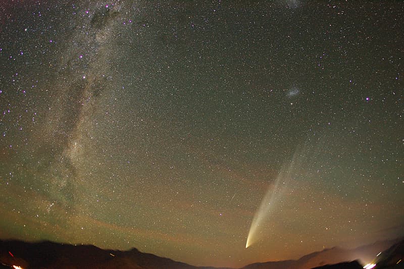 APOD: 2014 October 19 – Comet McNaught Over New Zealand