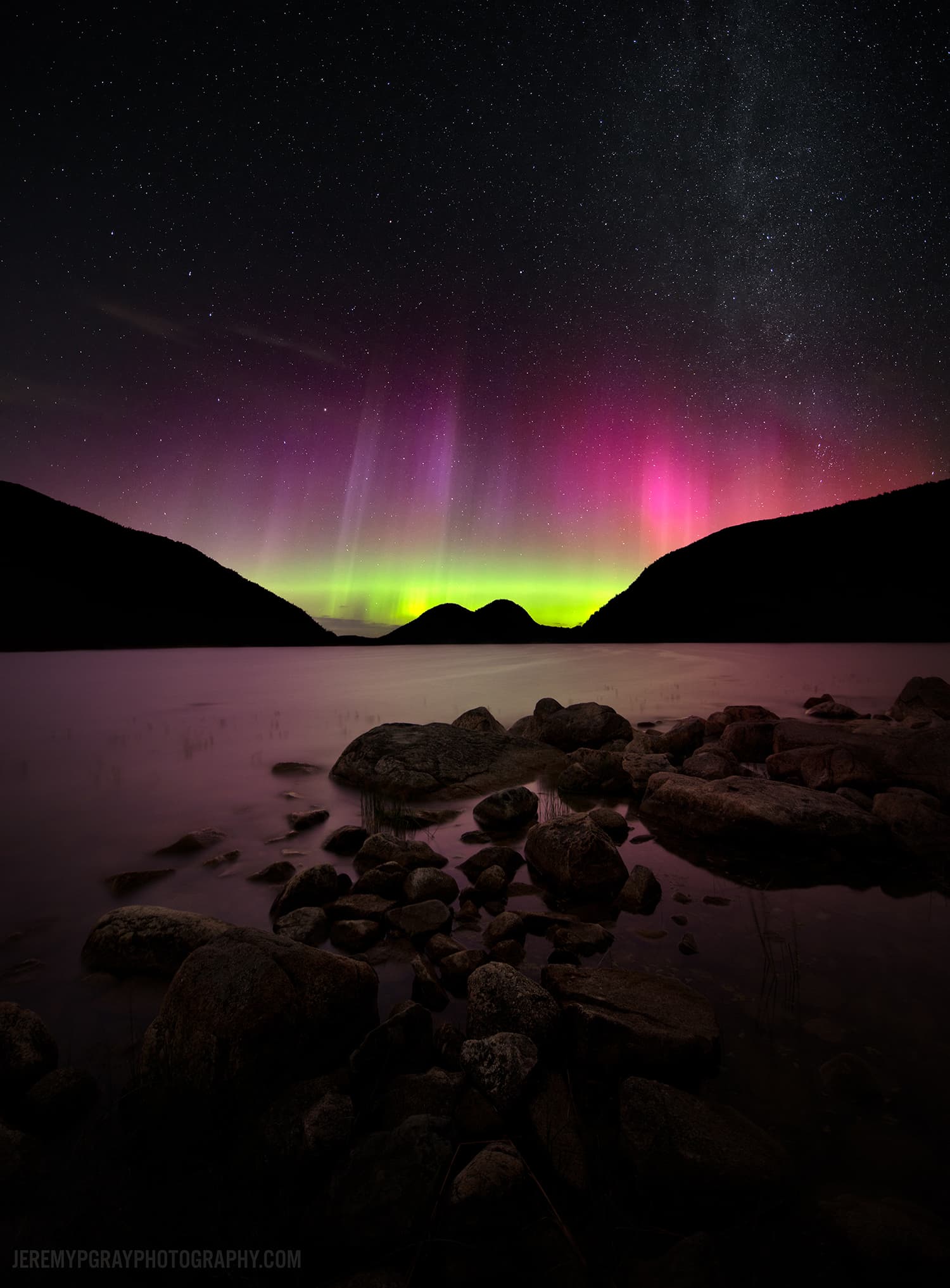 APOD: 2014 September 17 – Aurora over Maine