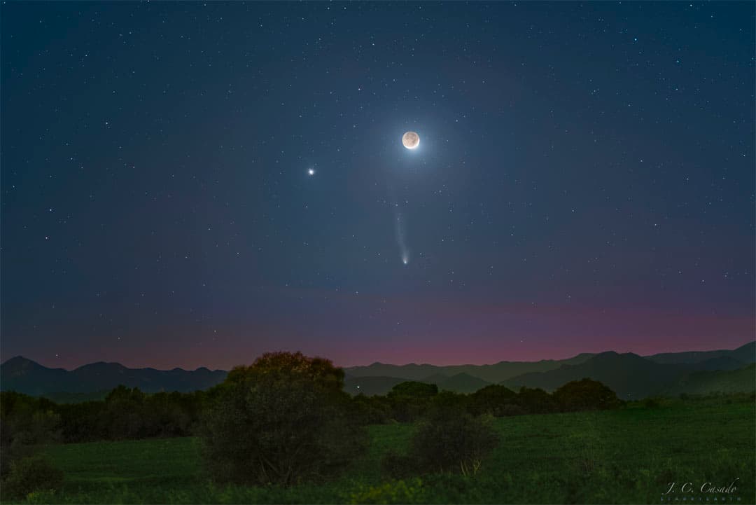 APOD: 2024 April 29 – Comet, Planet, Moon