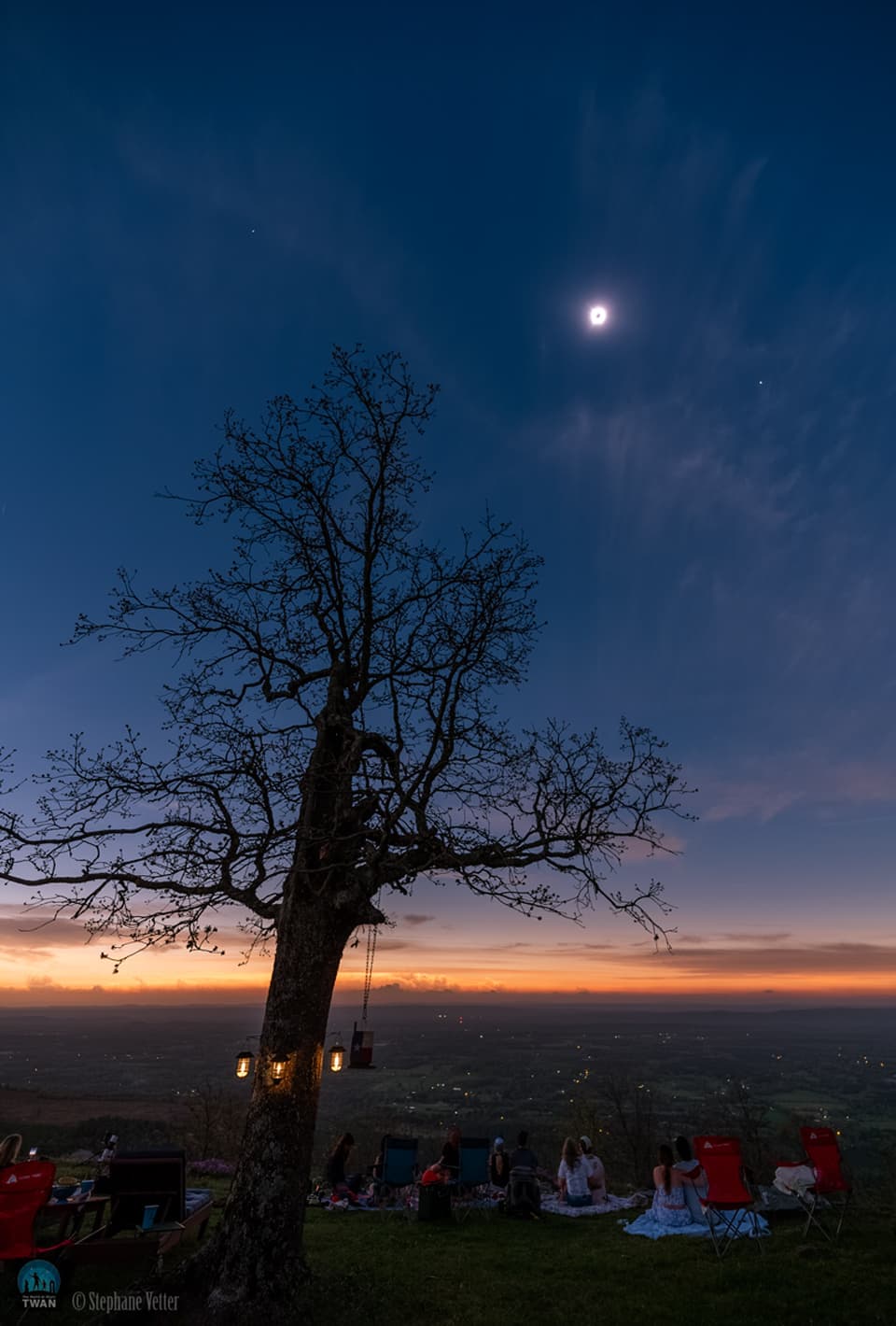 APOD: 2024 April 10 – Planets Around a Total Eclipse