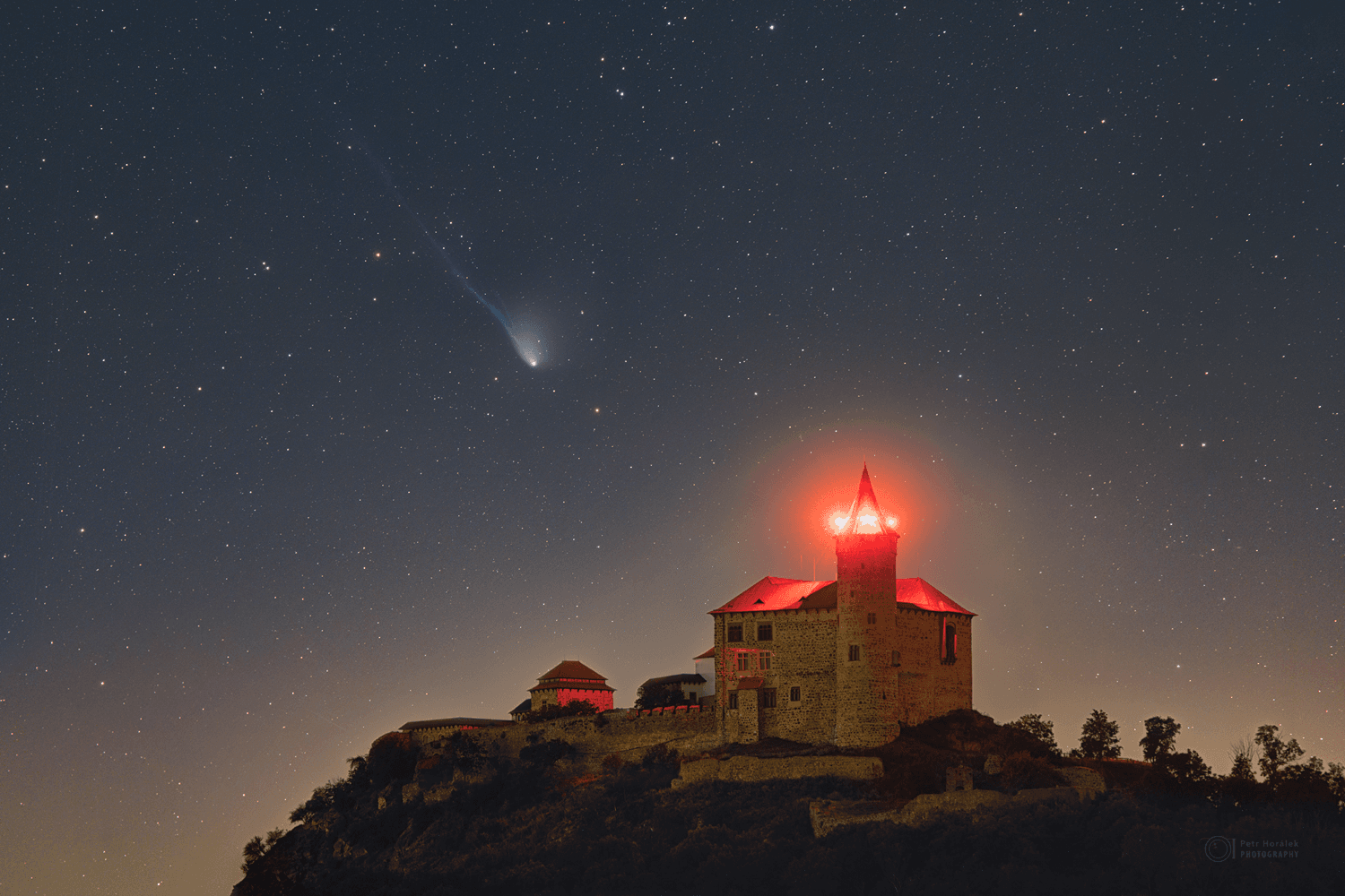 APOD: 2024 August 1 – Comet Olbers over Kunetice Castle