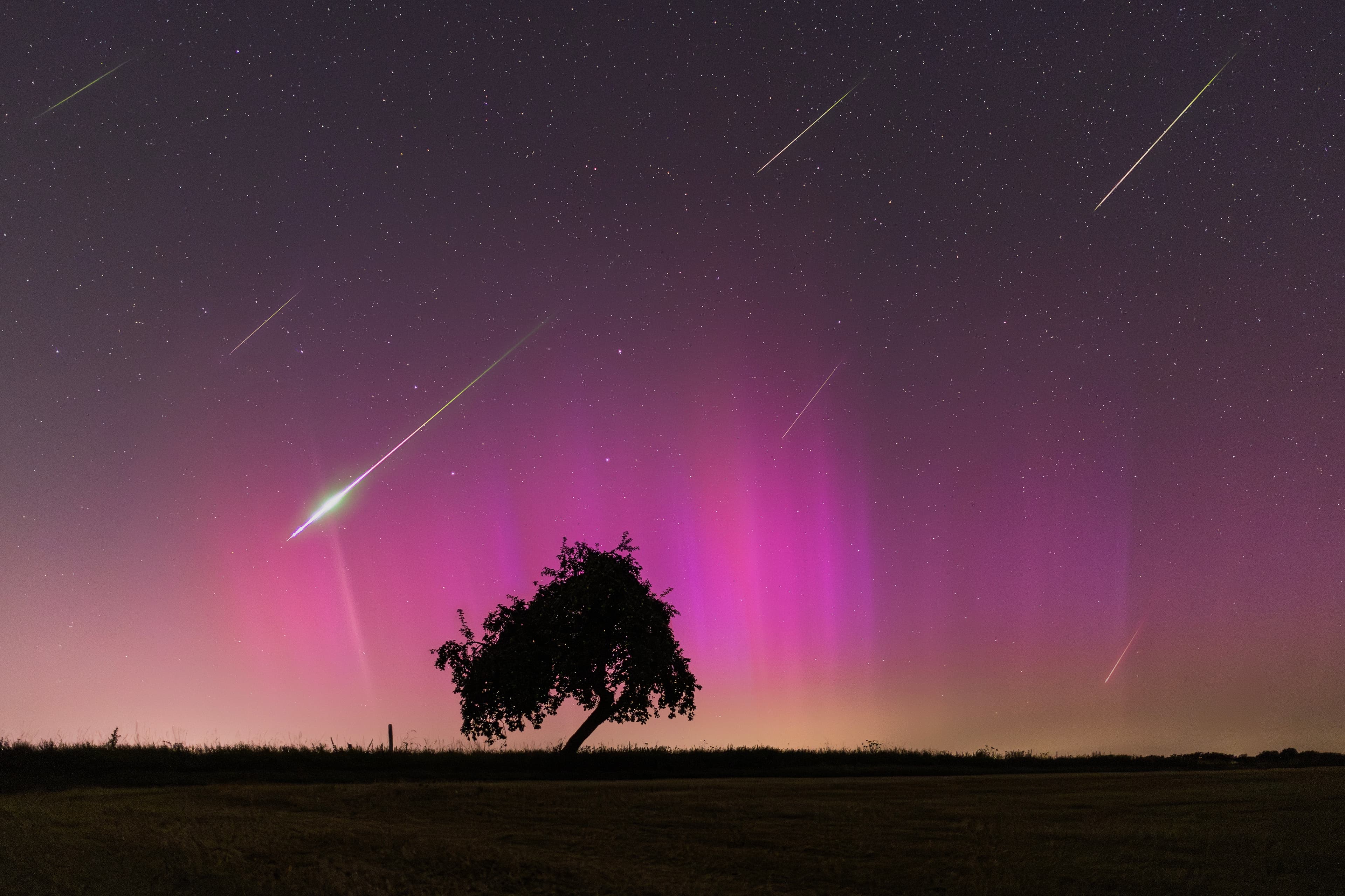 APOD: 2024 August 14 – Meteors and Aurora over Germany