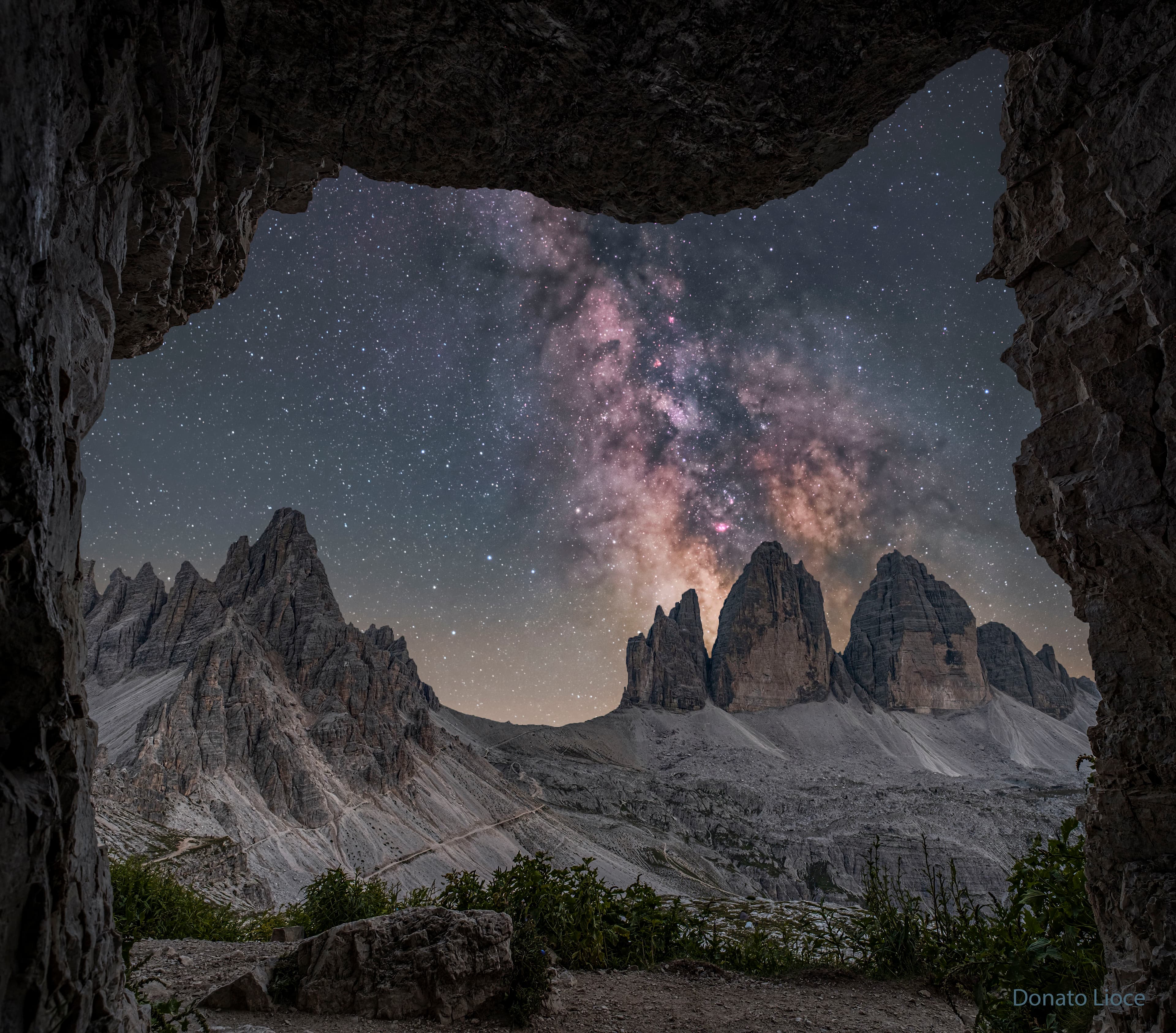 APOD: 2024 August 7 – Milky Way Behind Three Merlons