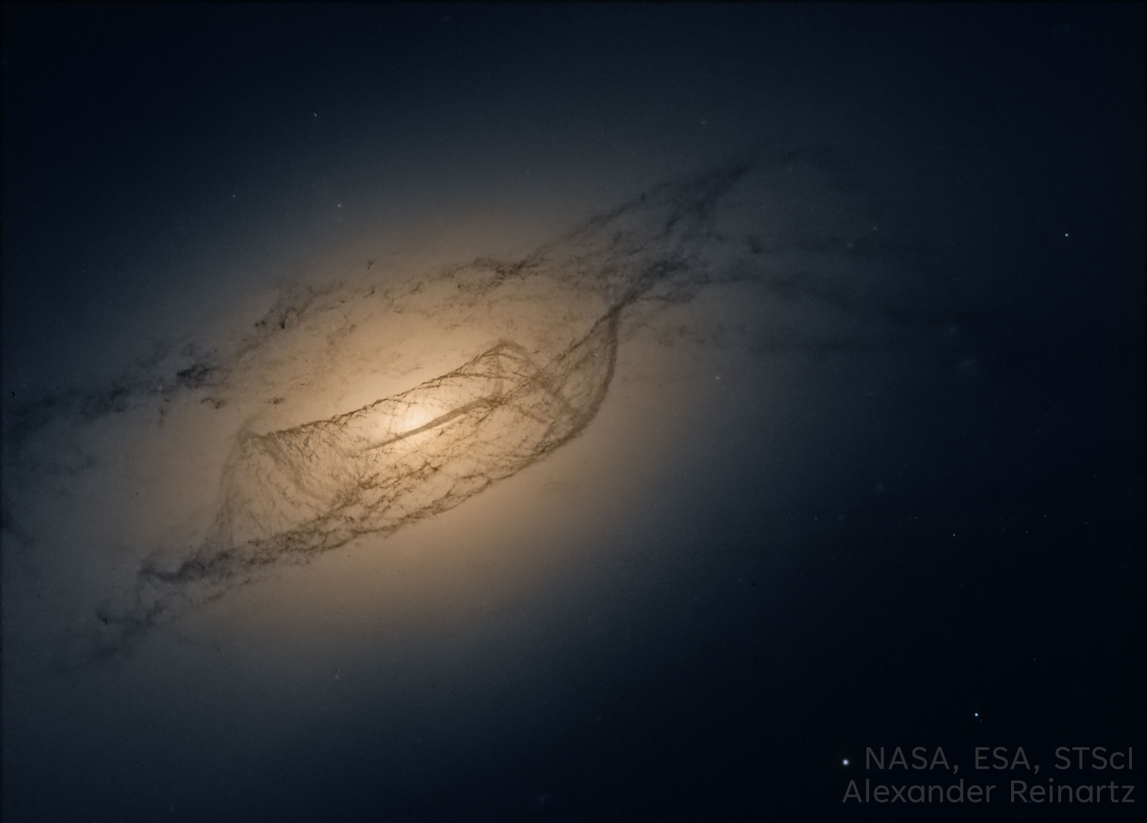 APOD: 2024 December 31 – The Twisted Disk of NGC 4753