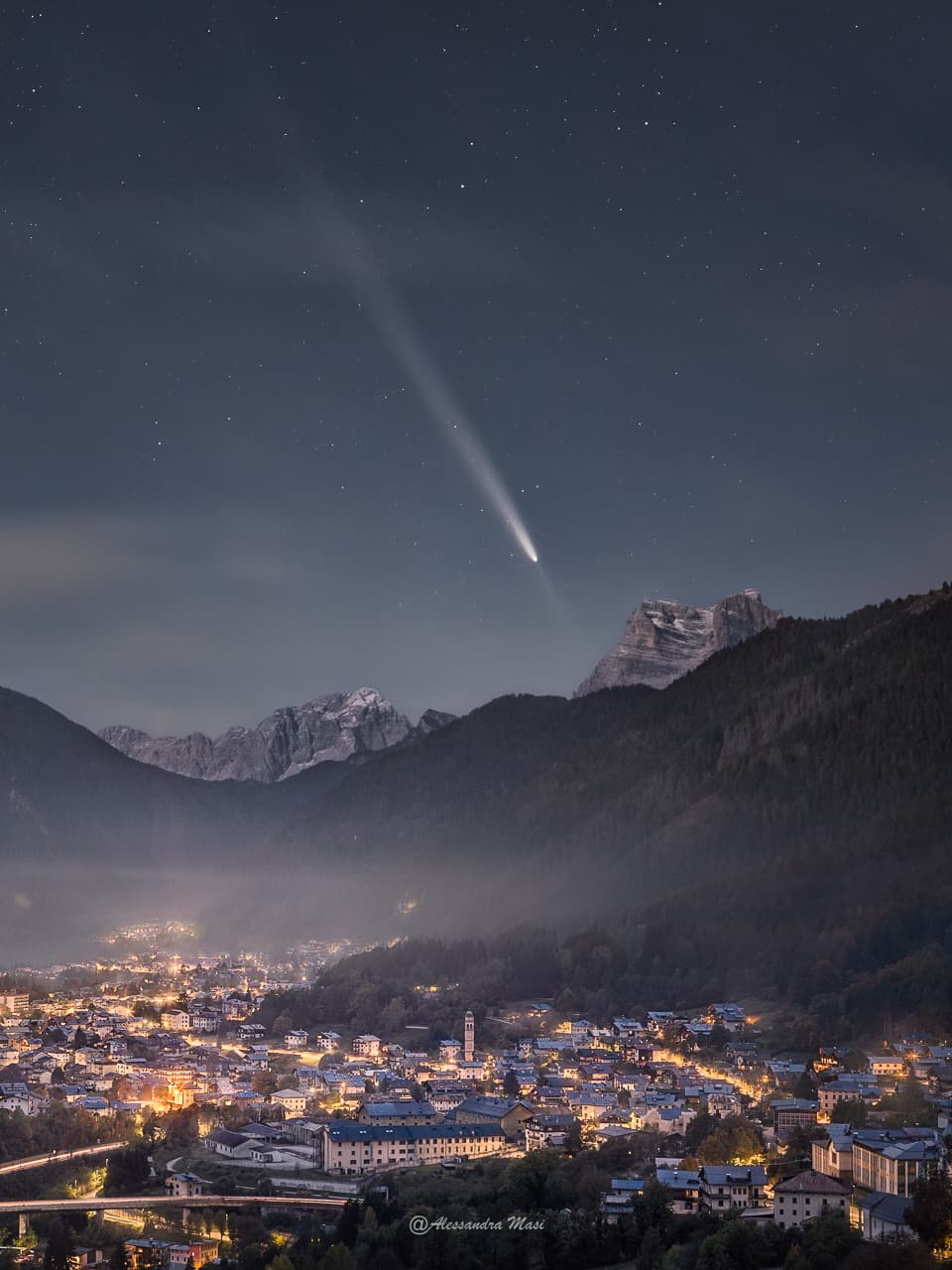 APOD: 2024 November 6 – Comet Tsuchinshan Atlas over the Dolomites