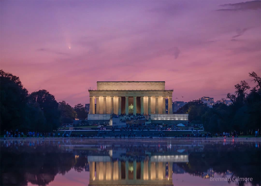 APOD: 2024 October 14 – Comet Tsuchinshan ATLAS Over the Lincoln Memorial