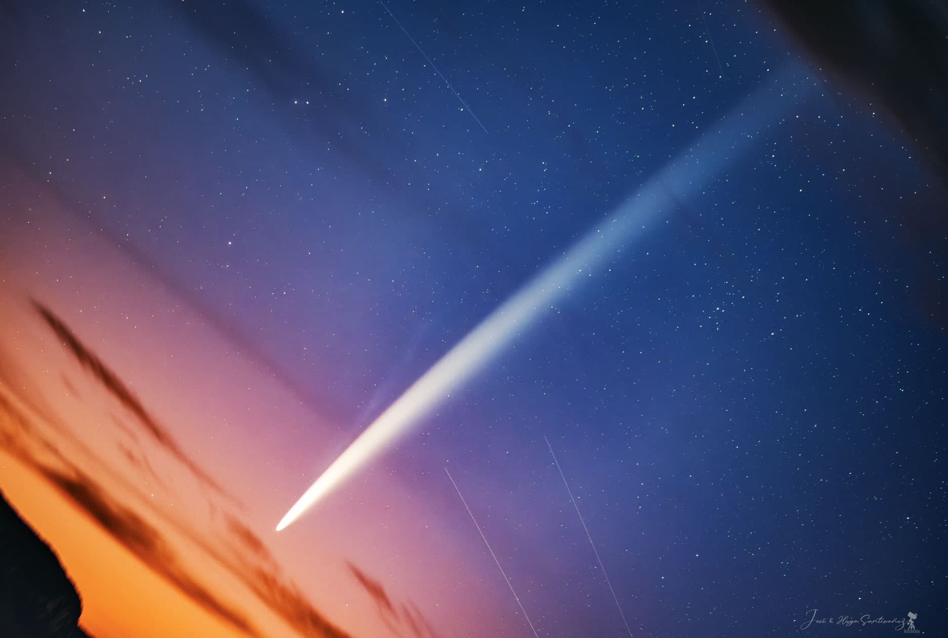 APOD: 2024 October 7 – The Long Tails of Comet Tsuchinshan ATLAS