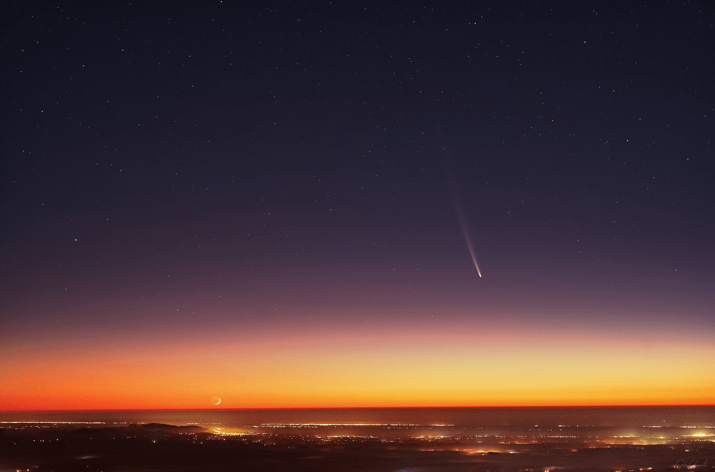APOD: 2024 October 4 – Comet at Moonrise