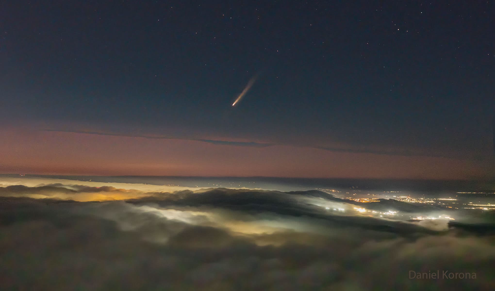 APOD: 2024 September 30 – Comet Tsuchinshan ATLAS over Mexico
