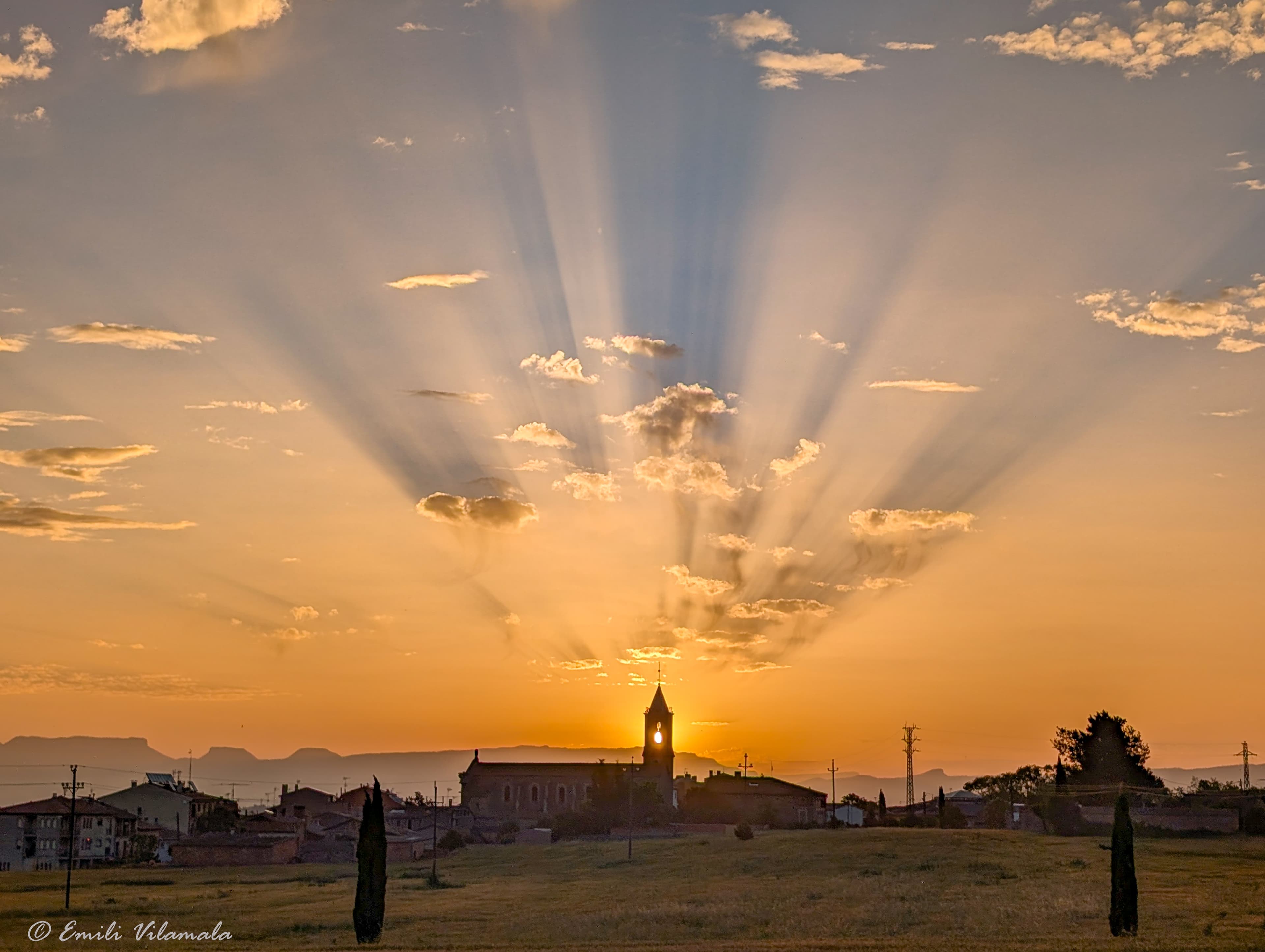 APOD: 2024 September 21 – Sunrise Shadows in the Sky