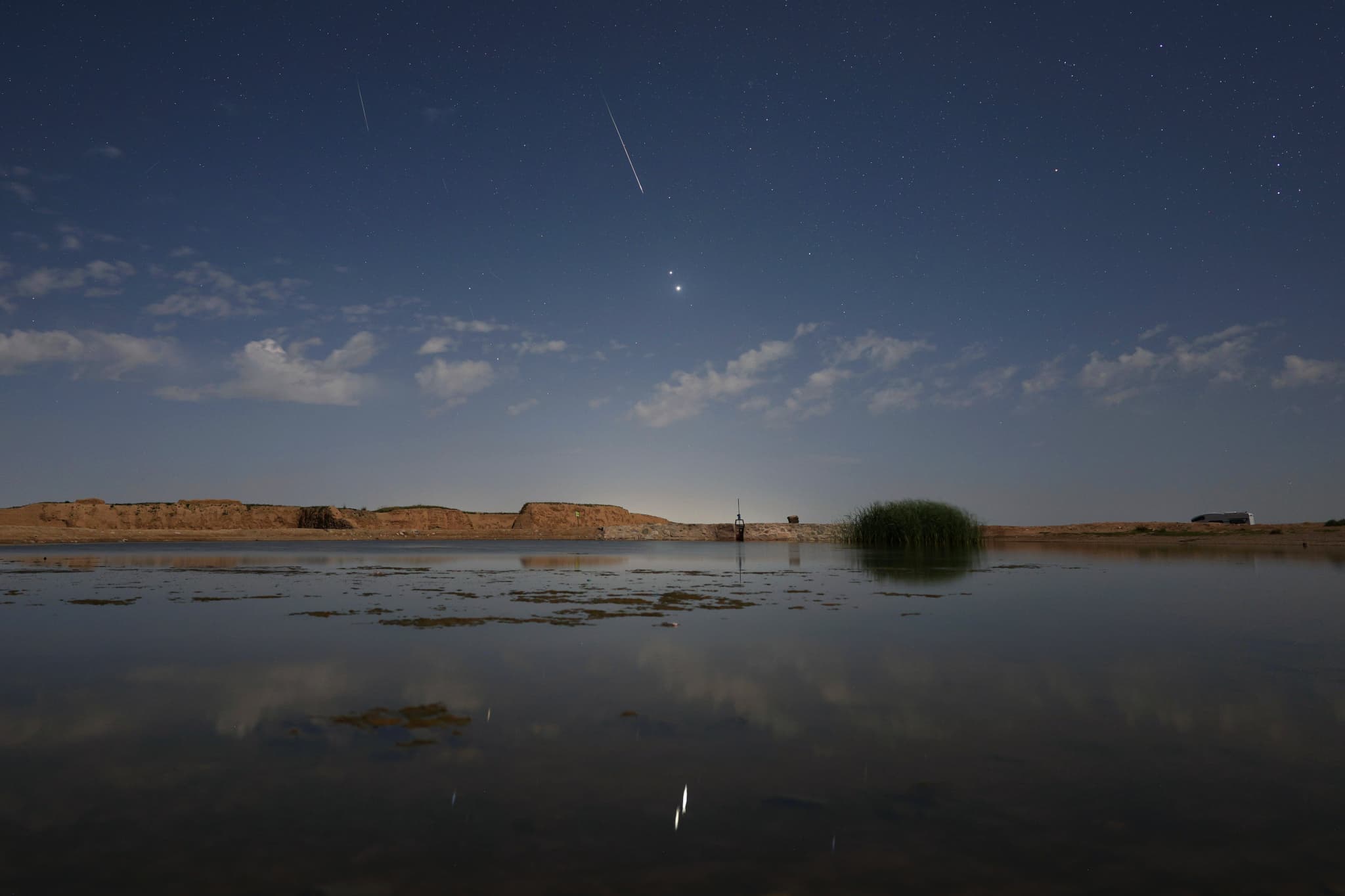 APOD: 2025 August 15 – Moonlight, Planets, and Perseids