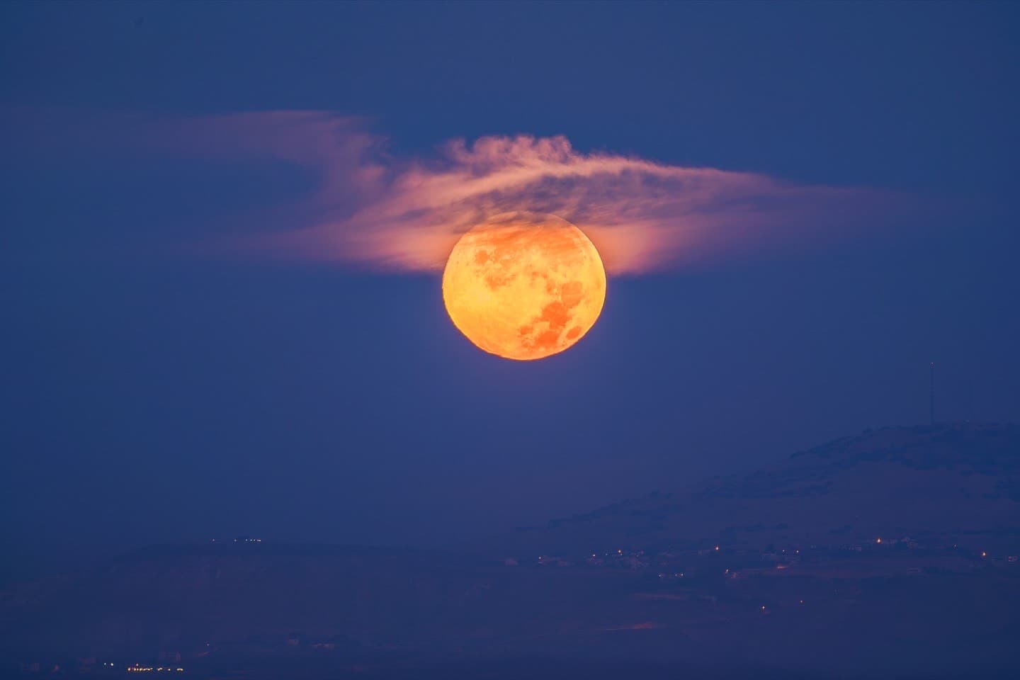 APOD: 2025 November 8 – A Full Moon at Perigee