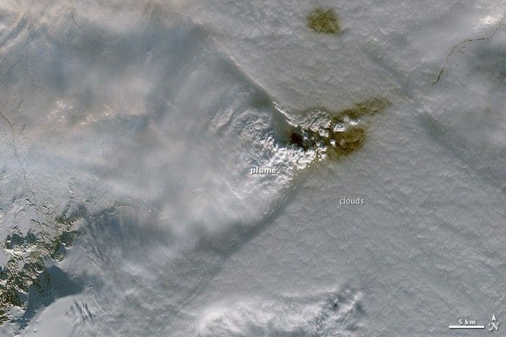 Plumes and Clouds Stand Off Over Holuhraun Lava Field