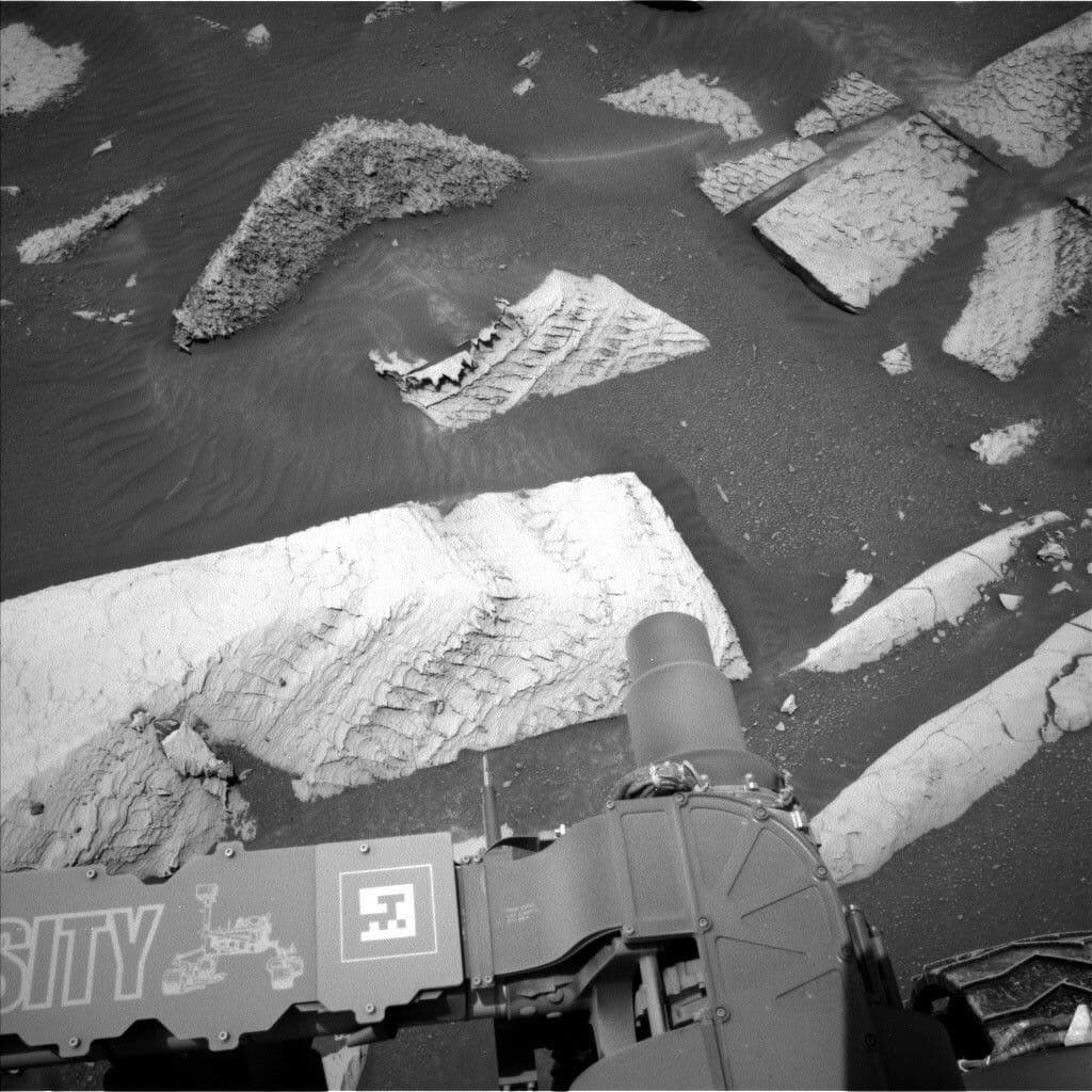 Sols 4073-4075: A Fractured Filled Plan
