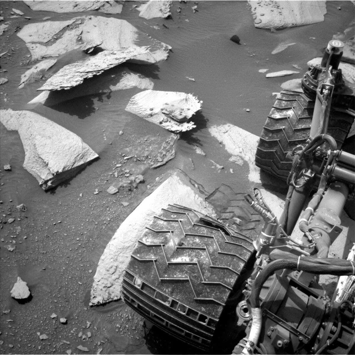 Sols 4076–4077: Driving Into Springtime