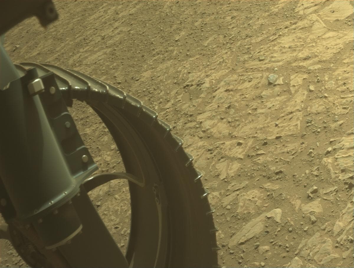 Foto de Marte da câmera FRONT_HAZCAM_LEFT_A