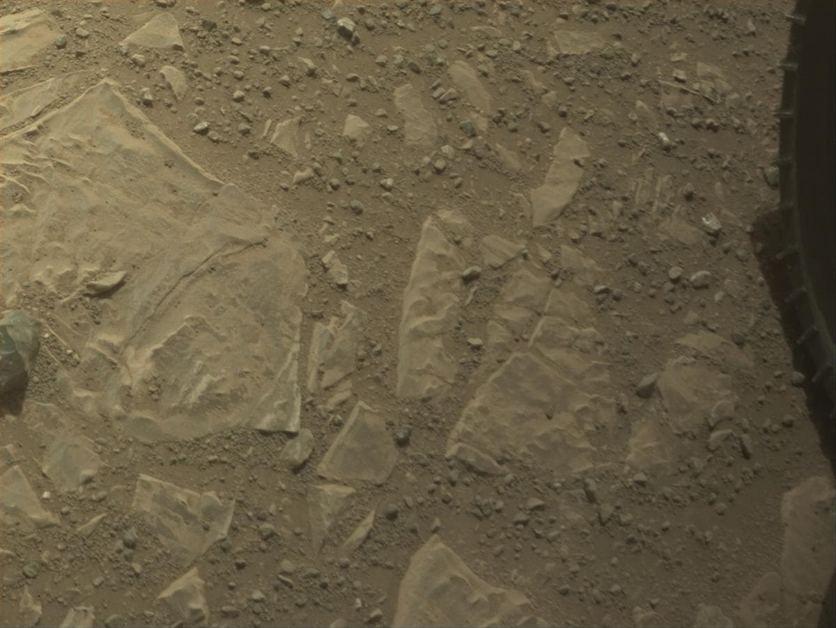 Foto de Marte da câmera FRONT_HAZCAM_LEFT_A