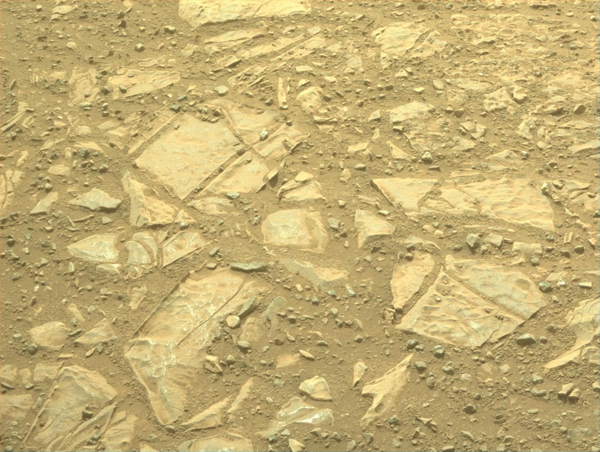 Foto de Marte da câmera FRONT_HAZCAM_RIGHT_A
