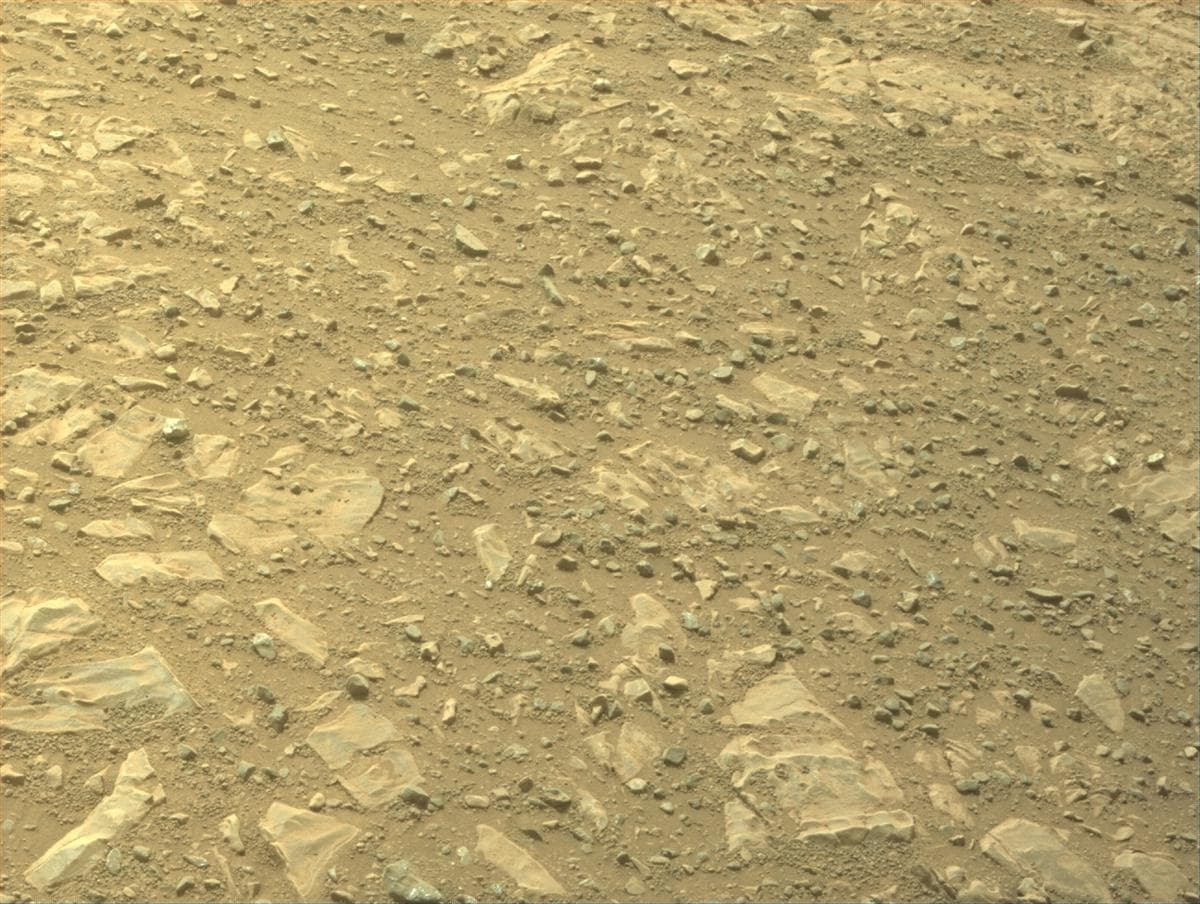 Foto de Marte da câmera FRONT_HAZCAM_RIGHT_A