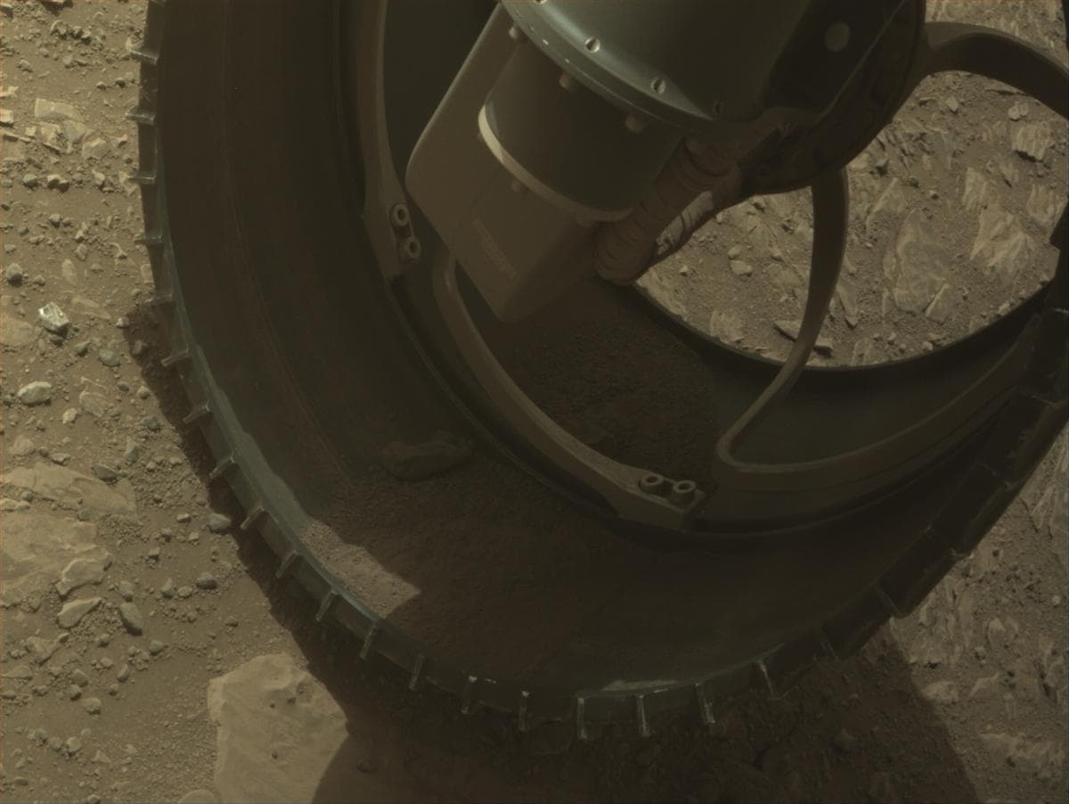 Foto de Marte da câmera FRONT_HAZCAM_RIGHT_A