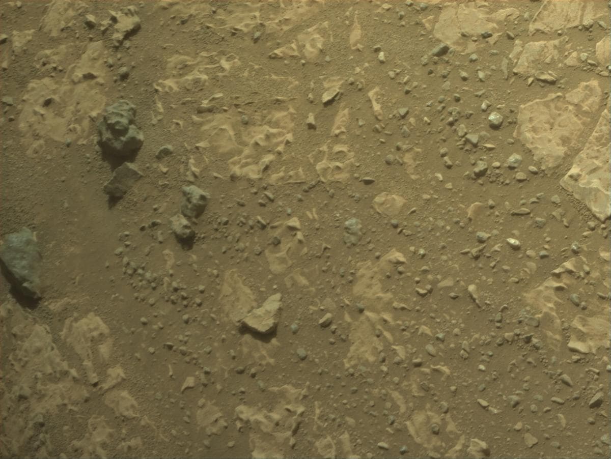Foto de Marte da câmera FRONT_HAZCAM_RIGHT_A