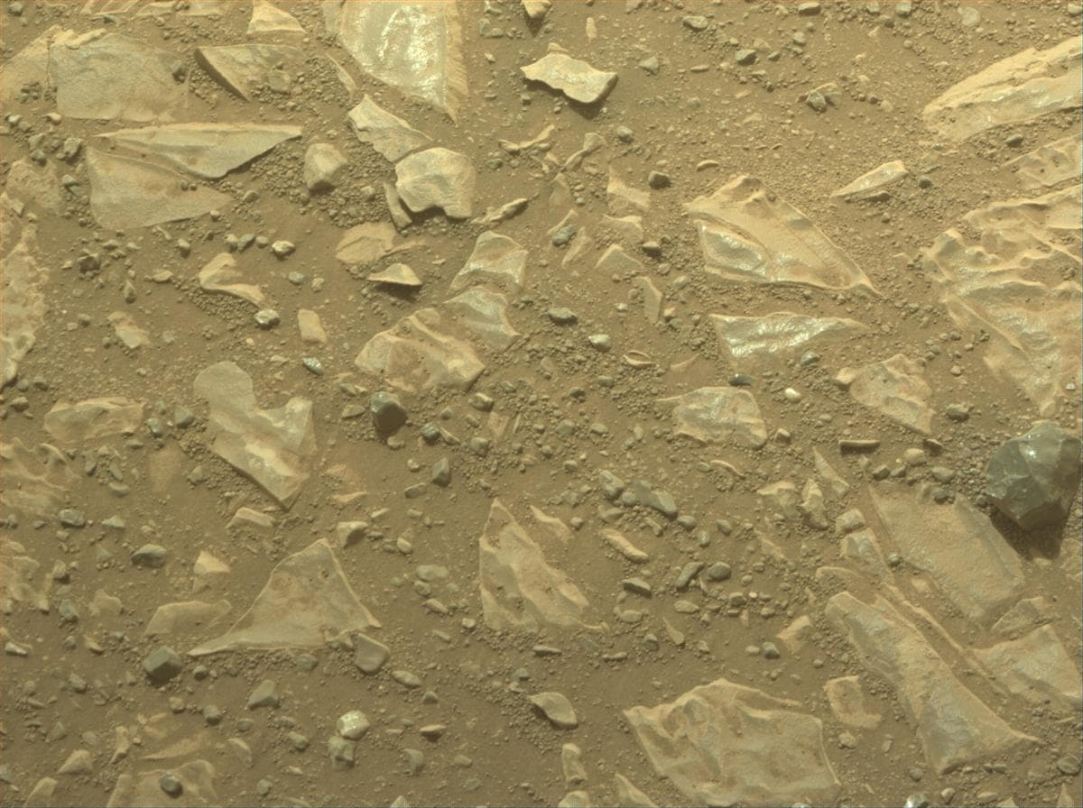 Foto de Marte da câmera FRONT_HAZCAM_RIGHT_A
